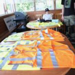 Heijastinliivejä ja pipoja kaupan